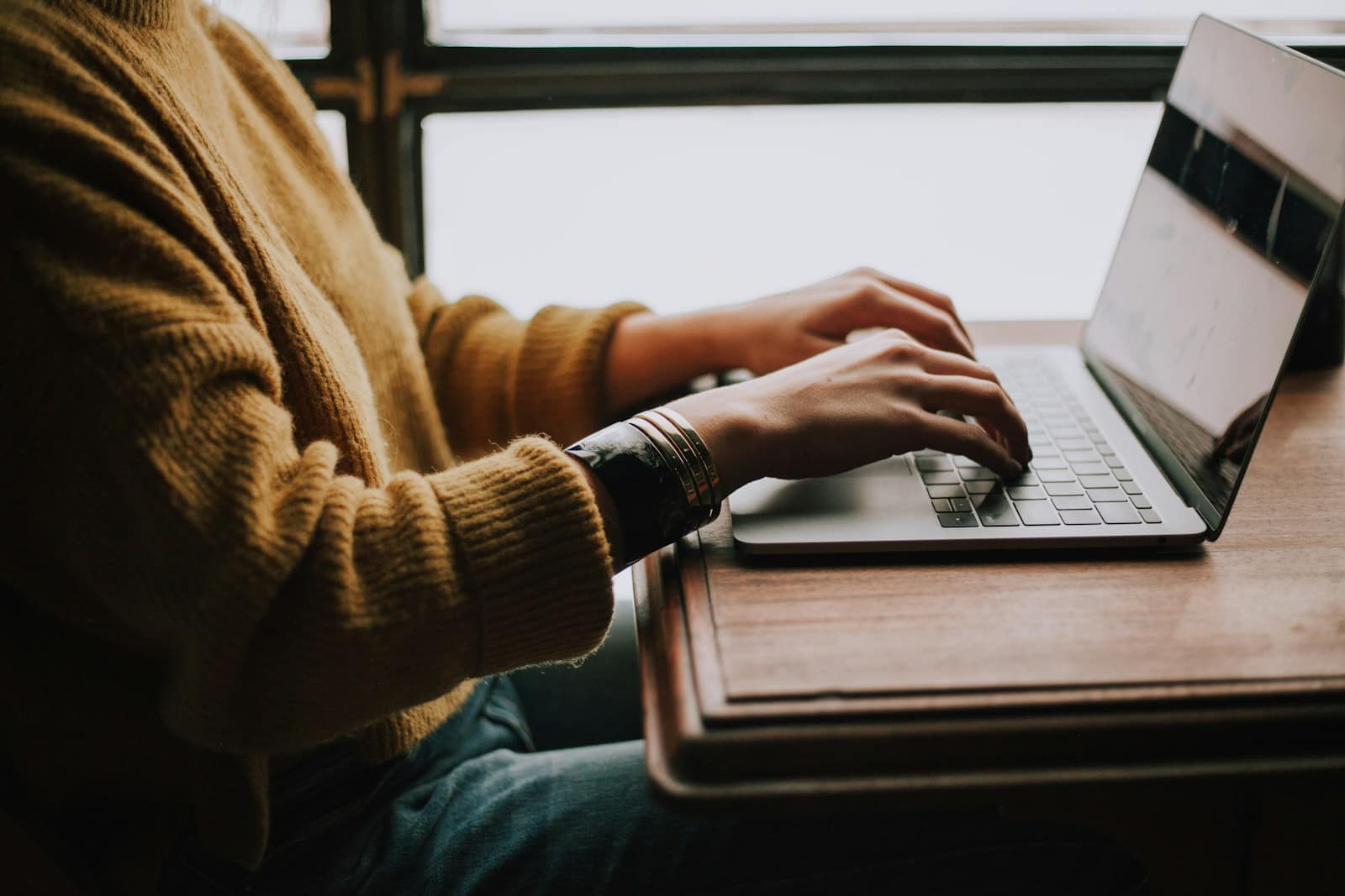 personne utilisant l'intelligence artificielle pour la rédaction